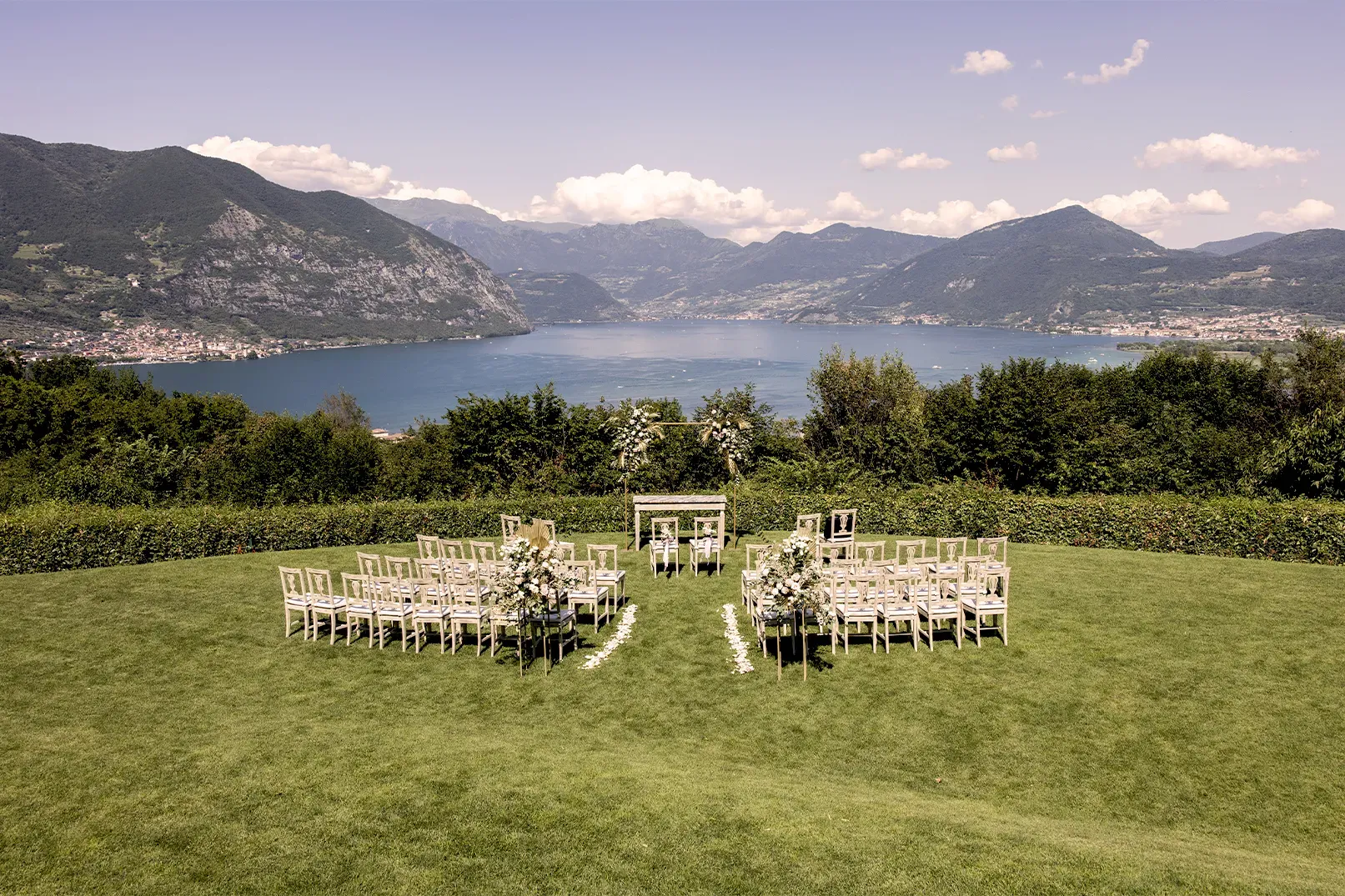 La location, a pochi minuti da Iseo è composta da eleganti sale che si aprono sul lago e sulla natura circostante.