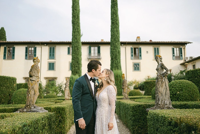 Hochzeitslocation in der Toskana umgeben von Weinbergen und sanften Hügeln in der goldenen Stunde