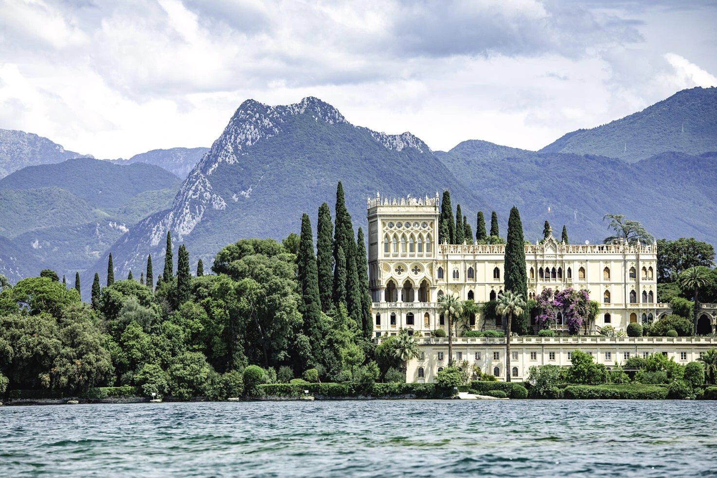 Hochzeitslocation am Gardasee in der Nähe von Sirmione mit historischer Architektur und Seeblick