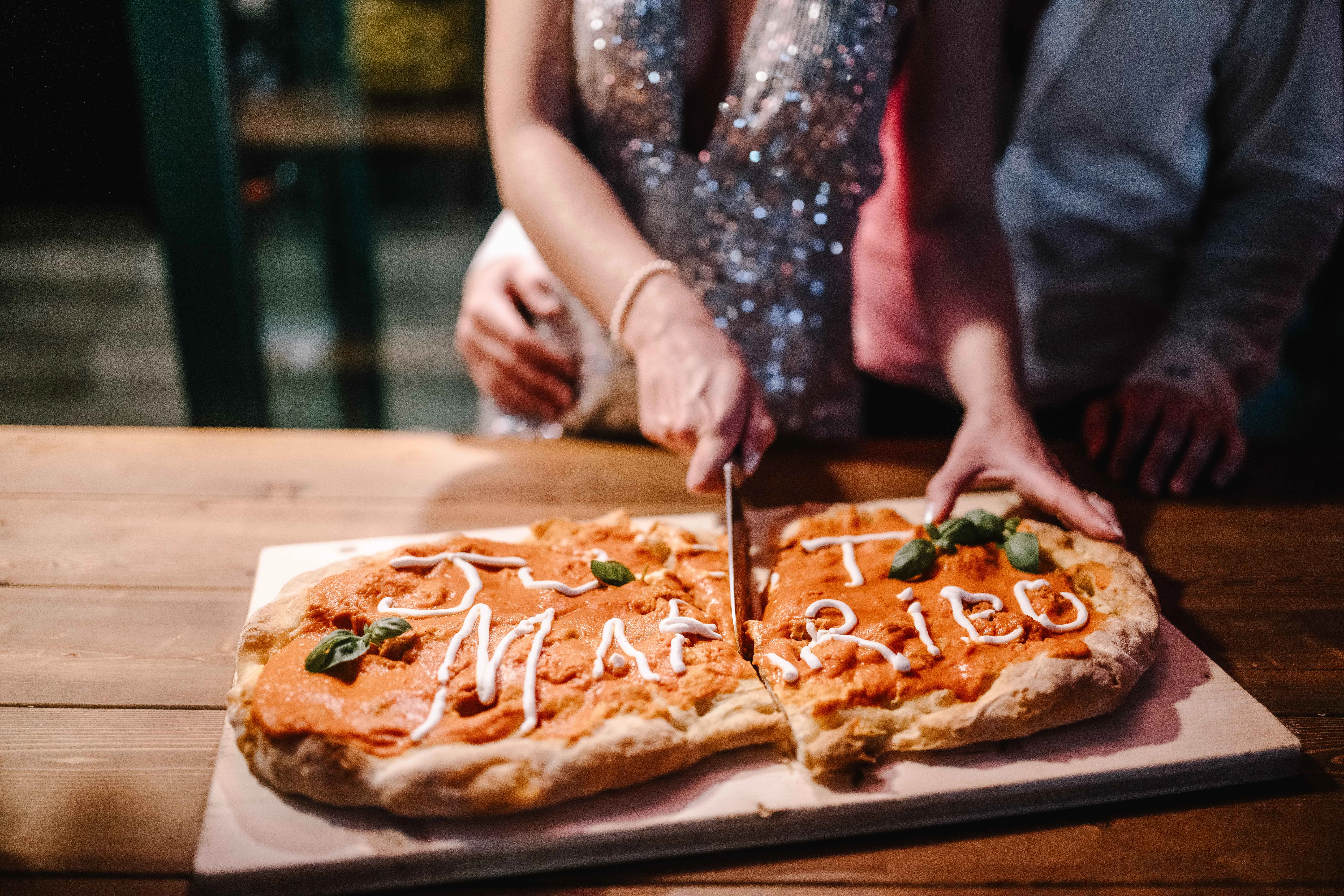 Torta pizza "Just Married" tagliata dagli sposi, tradizione italiana matrimonio Franciacorta