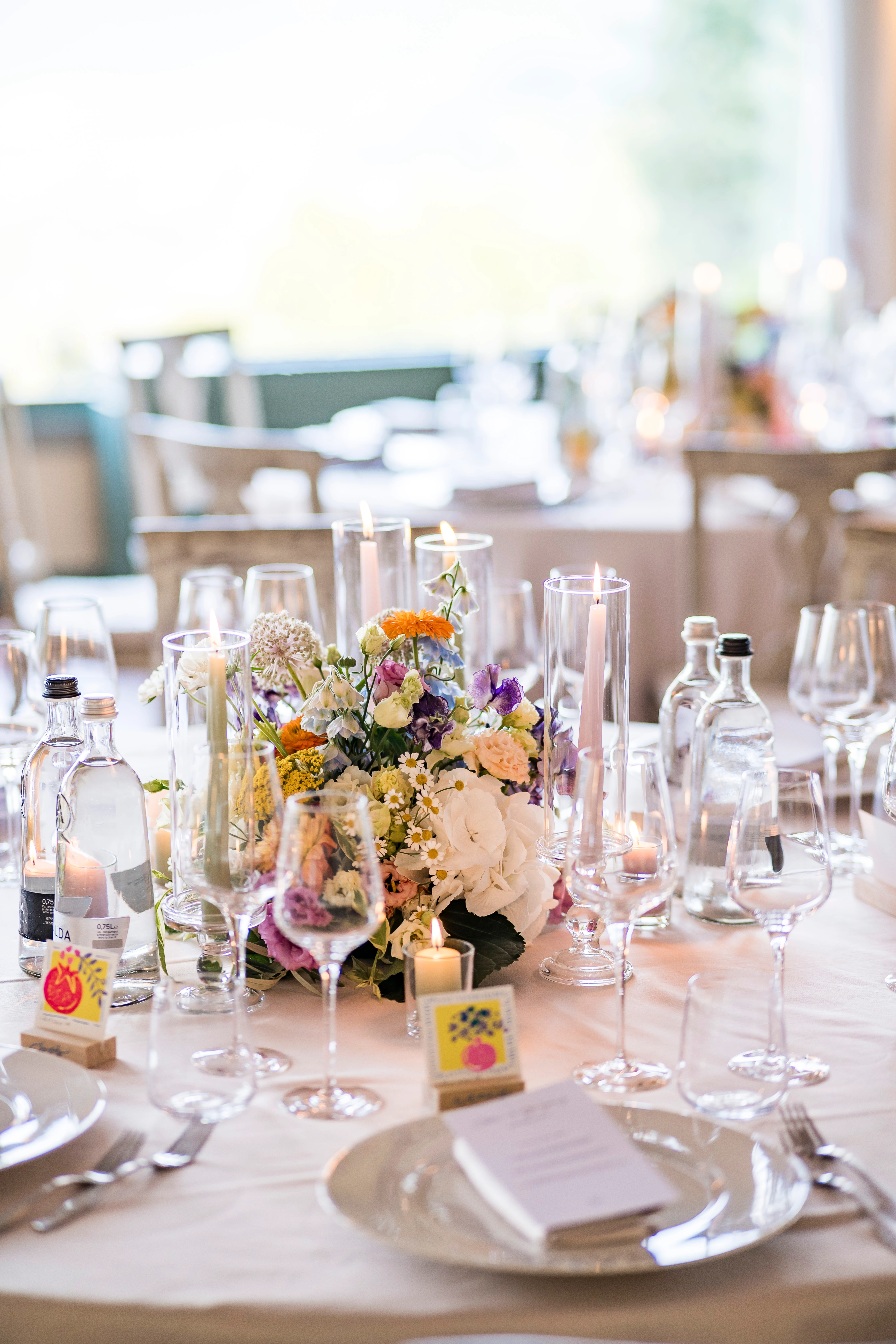 Tavolo elegante allestito per ricevimento matrimonio con fiori e candele lago Iseo