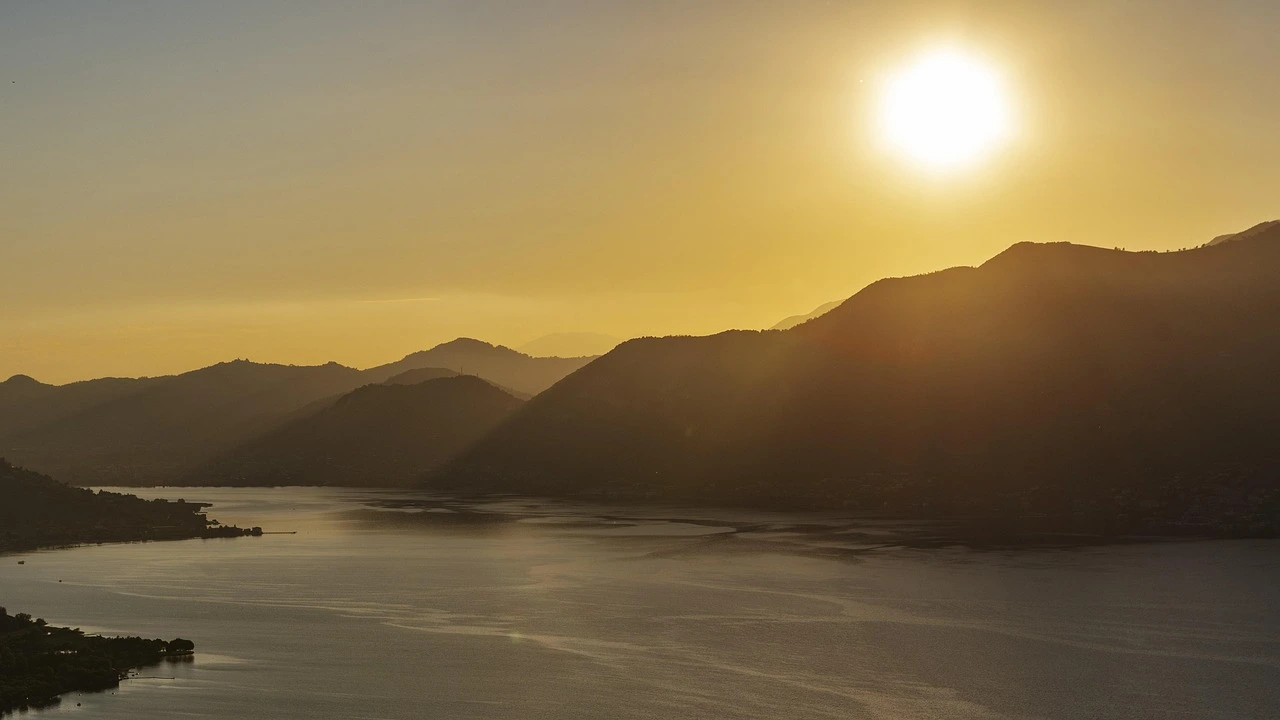 Tramonto sul Lago d'Iseo con vista sulle montagne, provincia di Brescia